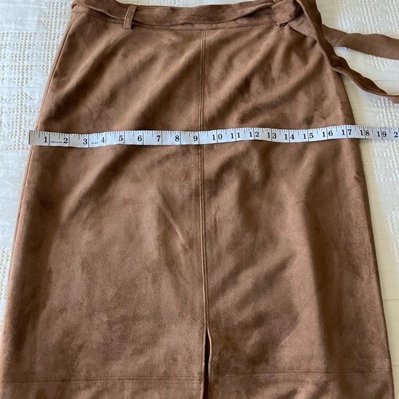 EVEREVE Paula Vegan Suede Carmel Midi Pencil Skirt Size S NWT - Picture 12 of 17